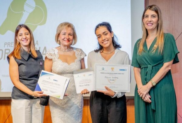 Ejecutivas de ambas entidades entregan el premio.