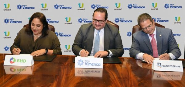 Karina Bretón, Jesús Cornejo y Kelvin Fernández.