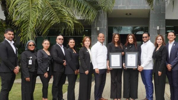 Equipo directivo de Fuente de Luz con representantes AENOR.