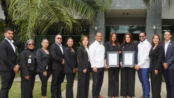 Equipo directivo de Fuente de Luz con representantes AENOR.