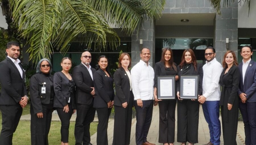 Equipo directivo de Fuente de Luz con representantes AENOR.