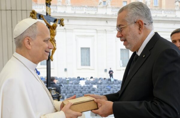 Enrique Antonio Valdez entrega réplica a su santidad el papa León XIV.