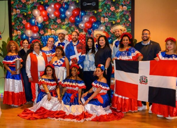 El embajador  Carlos de la Mota junto a los dominicanos residentes en Utrech.