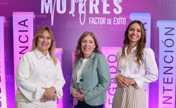 Isabel Figueroa de Rolo, Claudia Cárdenas y Arianna Rolo.