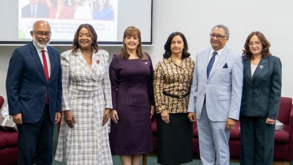 Yanira Fondeur junto a los panelistas.