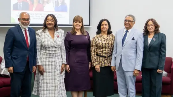 Yanira Fondeur junto a los panelistas.