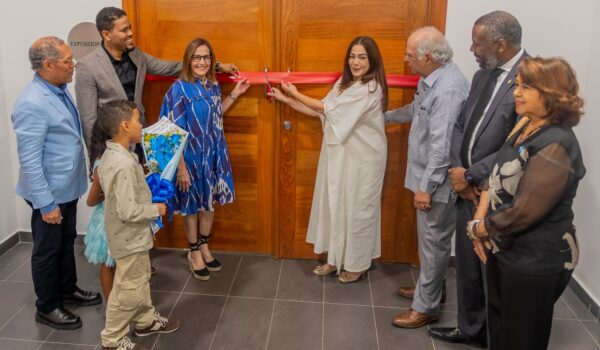 Amable López Meléndez, Carlos Baret, Margarita de Mondesert Perelló, Julia Castillo, Wilfredo Lozano, Wilson Camacho y Milagros Pimentel, junto a los niños Carlos Gabriel y Lena María García.