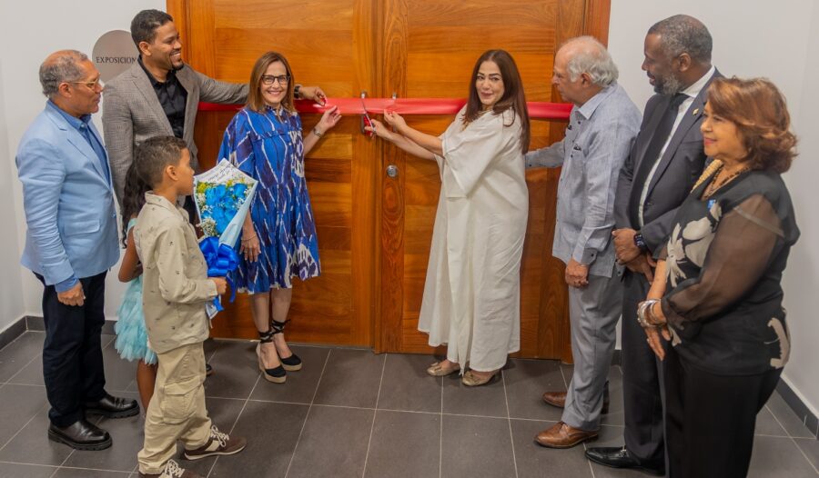 Amable López Meléndez, Carlos Baret, Margarita de Mondesert Perelló, Julia Castillo, Wilfredo Lozano, Wilson Camacho y Milagros Pimentel, junto a los niños Carlos Gabriel y Lena María García.