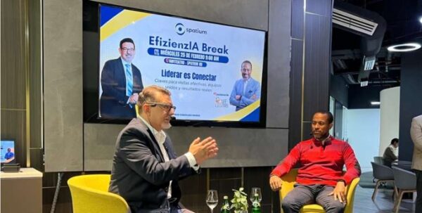 Ricardo Cañas expone en el evento.