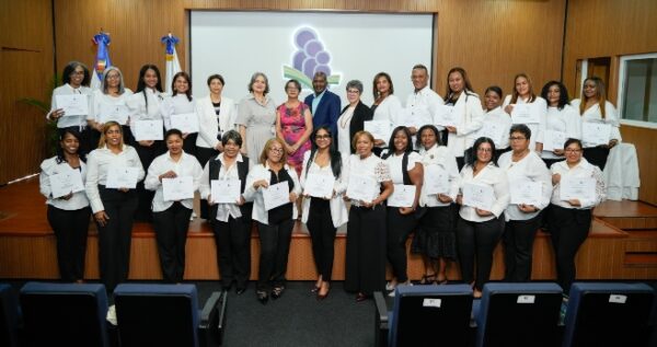 Participantes del diplomado junto a directivos del Isfodosu.