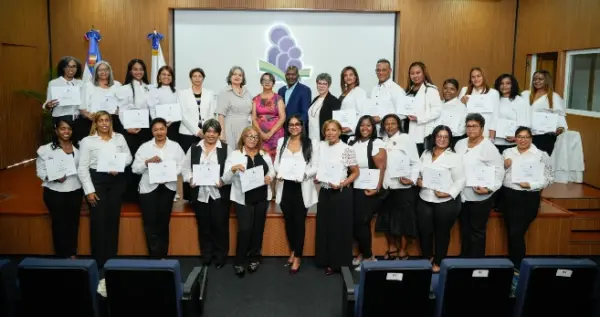 Participantes del diplomado junto a directivos del Isfodosu.