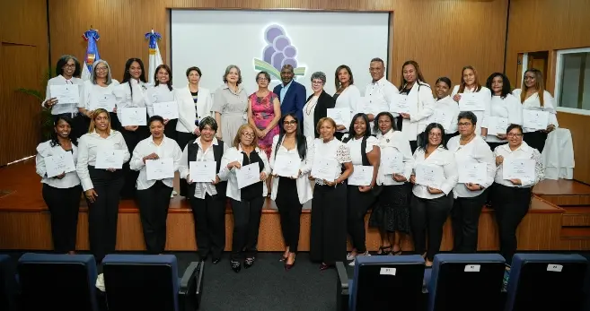 Participantes del diplomado junto a directivos del Isfodosu.