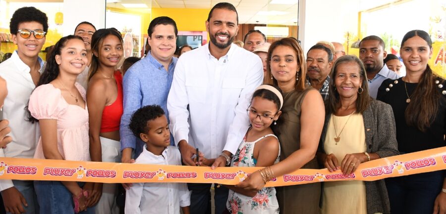 Johan Pluyer y Ramón Arnaldo Pimentel realizan el corte de cinta acompañados de familiares.