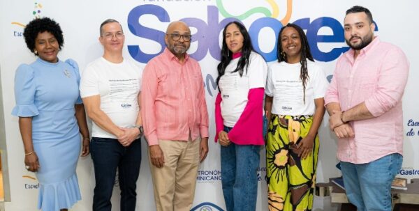 Gisela Mera, Reinaldo Martínez, Luis Marino López, Luzcitania Espinosa, Aleida Carreras y Rafael Llaverías.