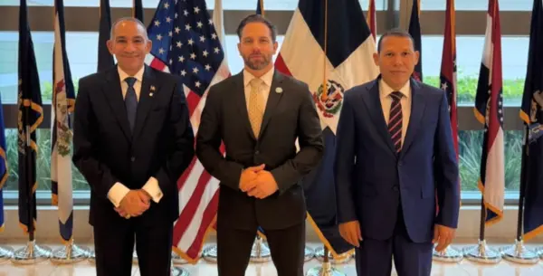 El presidente de la DNCD, vicealmirante Cabrera Ruiz, el subsecretario de EE.UU,, Michael Buemi y el director del DNI, Luis Soto.