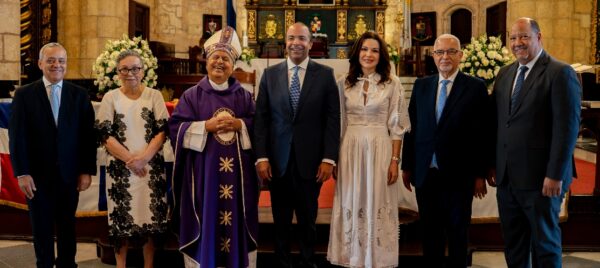 Samuel Pereyra, Noelia García de Pereyra, monseñor Ramón Benito Ángeles Fernández y miembros del Consejo de Administración de Refidomsa durante la misa de acción de gracias por el 53.º aniversario.