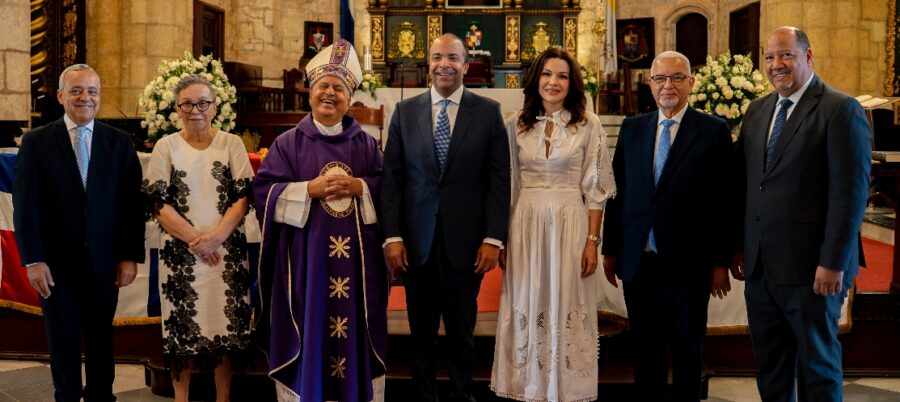 Samuel Pereyra, Noelia García de Pereyra, monseñor Ramón Benito Ángeles Fernández y miembros del Consejo de Administración de Refidomsa durante la misa de acción de gracias por el 53.º aniversario.