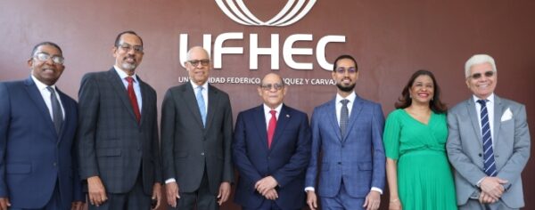 Rafael Evaristo Santos Badía, al centro, junto  a académicos y funcionarios.