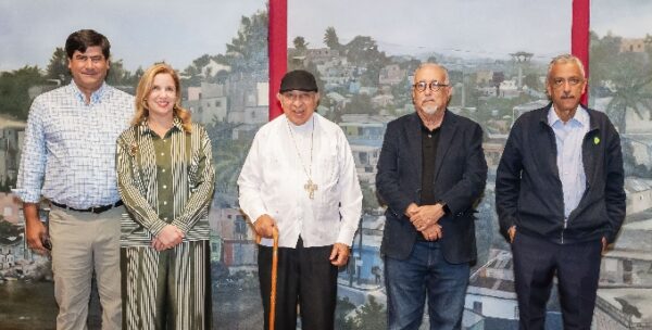 Directivos del Centro León dan inicio al ciclo de cine.