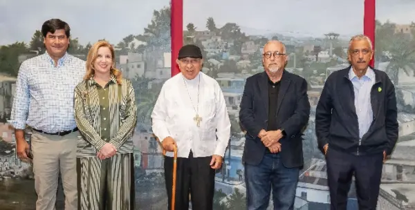 Directivos del Centro León dan inicio al ciclo de cine.
