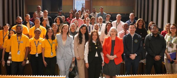 Ejecutivos de ambas entidades junto a los jóvenes que se capacitaron.