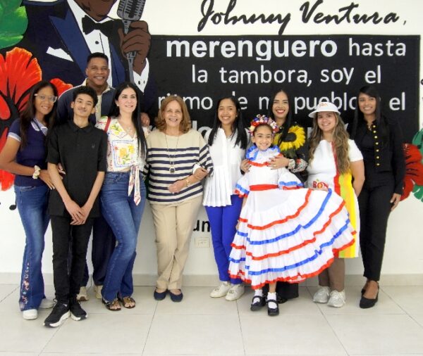 Jandy Ventura junto a los estudiantes del  Cathedral International School.