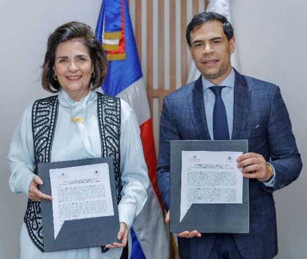 María Amalia León y el ministro Roberto Ángel Salcedo Sanz.
