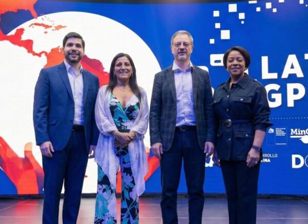 Arturo López Valerio,  Mónica Soto, Álvaro Soto y Alba Nely Familia.