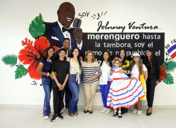 Jandy Ventura junto a los estudiantes del  Cathedral International School.