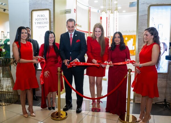 Johana Alvarado, Fernando Daniel Espinal, Susan Zuckerman y Neyci de la Cruz, cortan cinta inaugural.