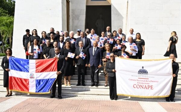 El director junto a los  colaboradores de la entidad.