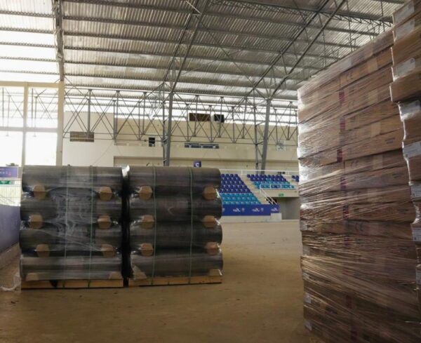 Equipos recién llegados al país para el pabellón de voleibol.