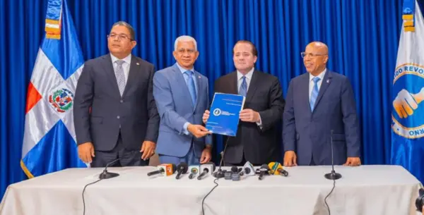 José Ignacio Paliza cuando entrega el proyecto de ley al presidente del Senado, Ricardo de los Santos.  fuente externa.