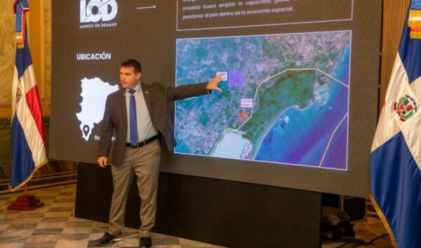 El CEO de la empresa Launch On Demand (LOD), Burton Catledge, ofrece detalles del proyecto en el Palacio Nacional.