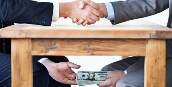 También señala  los efectos negativos en políticas públicas y en  el  desarrollo sostenible.