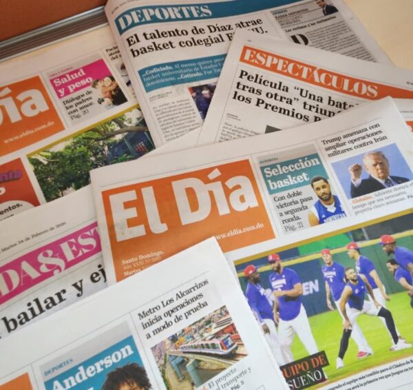 Representantes de instituciones felicitan por aniversario.