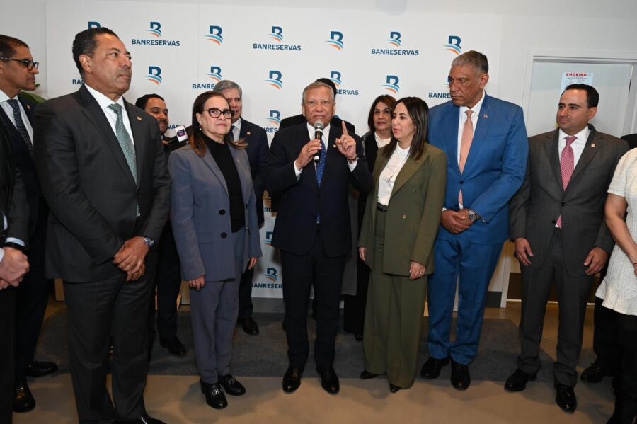 El presiente ejecutivo de Banreservas, el doctor Leonardo Aguilera, junto a miembros del Consejo de Directores; el cónsul General en la ciudad de Nueva York, Jesús Vásquez; y otros ejecutivos de Banreservas.