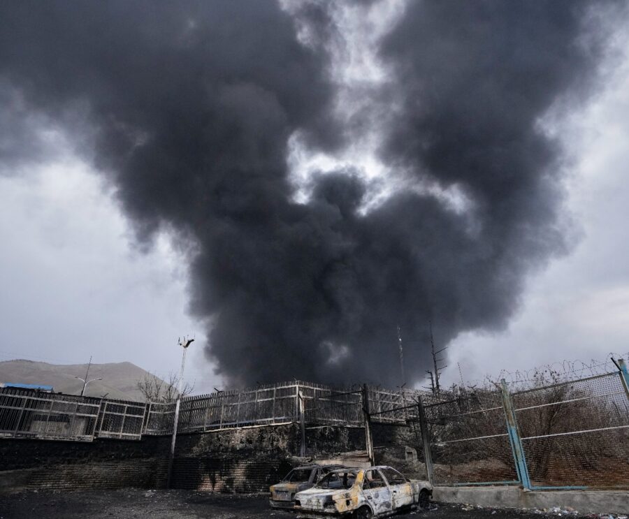 Una  columna de humo se eleva desde una instalación de almacenamiento de petróleo.  AP