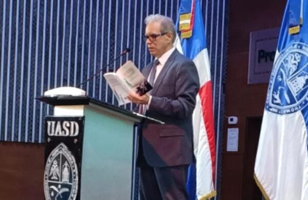 Dionicio Hernández habla en el acto celebrado en la UASD.