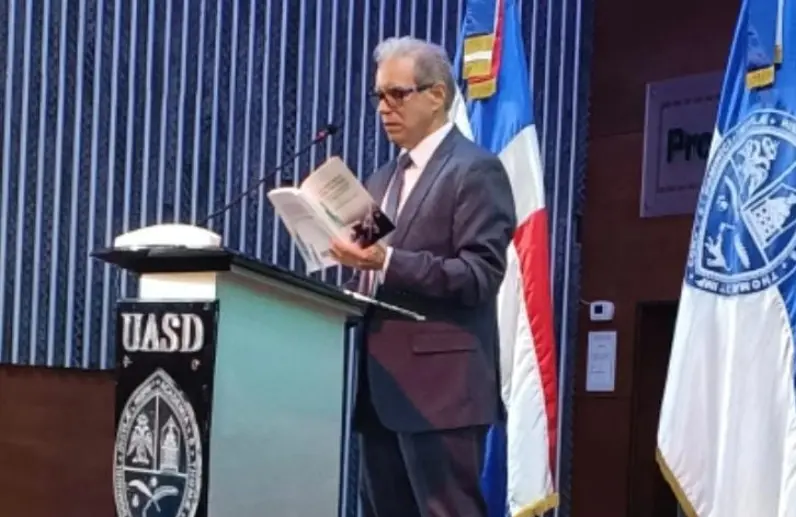 Dionicio Hernández habla en el acto celebrado en la UASD.