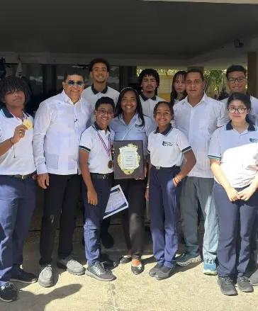 El alcalde Dío Astacio entregó un  reconocimiento.