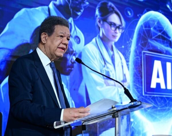 Fernández dejó inaugurado   foro sobre salud en Santiago.