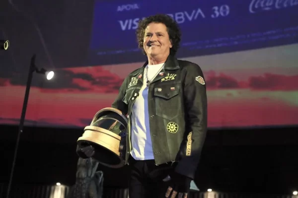 Fotografía del cantante colombiano Carlos Vives posando durante una rueda de prensa en Bogotá (Colombia).