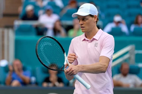 Fotografía de archivo de Jannik Sinner de Italia en el estadio Hard Rock, en Miami (Estados Unidos).