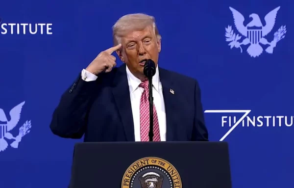 Captura de video de una transmisión de La Casa Blanca del presidente de Estados Unidos, Donald Trump, hablando en el foro FII Priority este viernes, en Miami (EE.UU.).