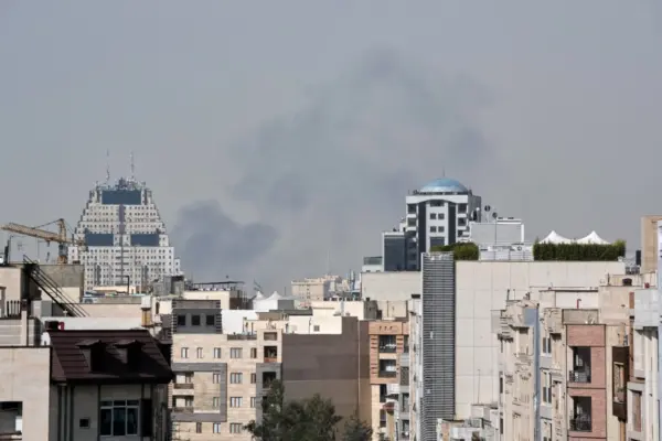 AP, Columnas de humo se levantan en el horizonte tras una explosión en Teherán, Irán,