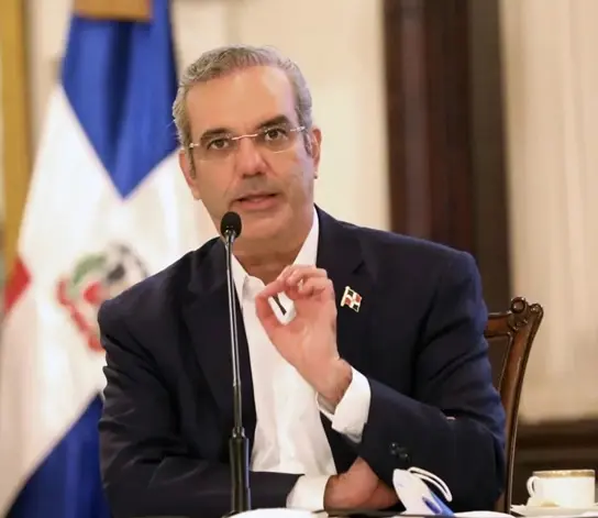 Abinader destina más de RD$5.3 millones de su salario de 2025 a fundaciones y proyectos sociales