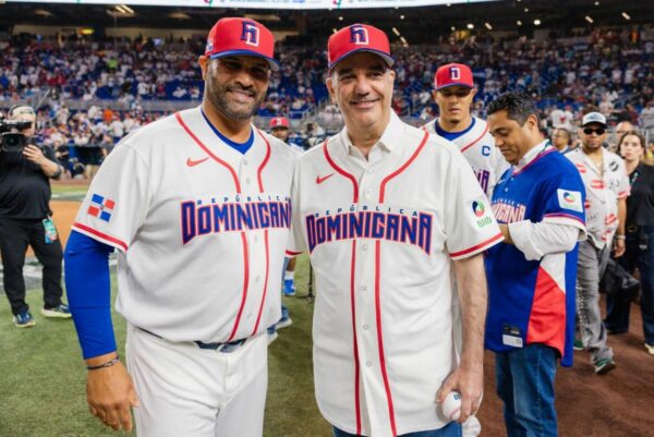El presidente Luis Abinader junto al dirigente Albert Pujols