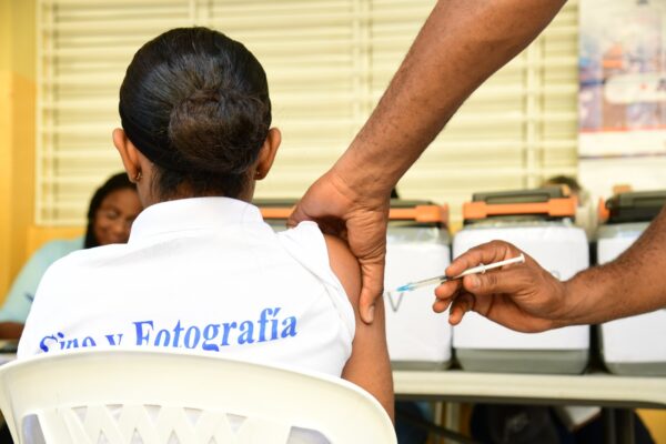 Adolescente mientras es vacunada contra el virus del papiloma humano (VPH).