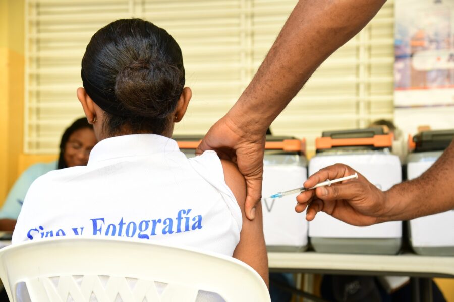 Adolescente mientras es vacunada contra el virus del papiloma humano (VPH).